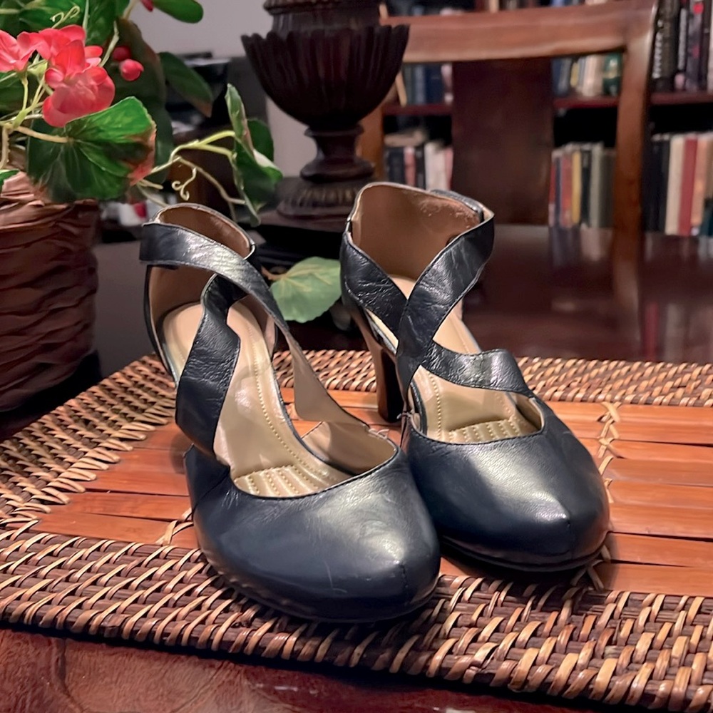Easy Spirit Navy Heels